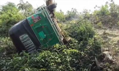 নিয়ন্ত্রণ হারিয়ে সিএনজি খাদে, প্রাণ গেল ২ জনের